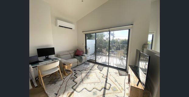 Townhouse with it's own driveway !! - Photo 1