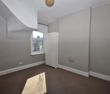 4 bedroom end of terrace house to rent - Photo 6