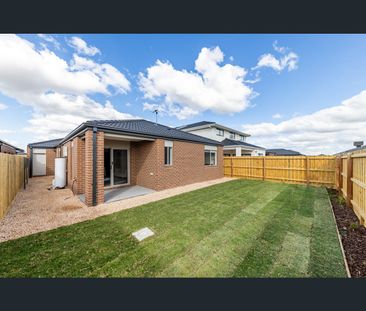 8 Jacobena Road, Melton South, Vic 3338 - Photo 4