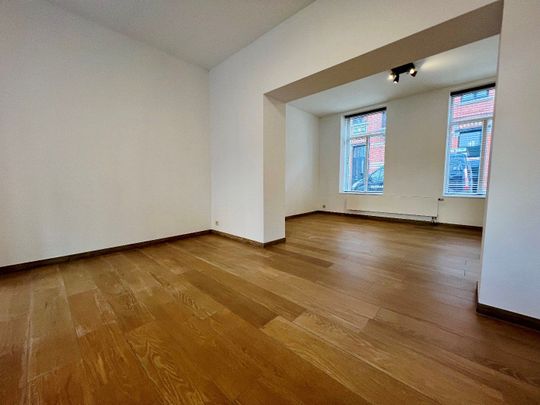 Gerenoveerde rijwoning met 3 slaapkamers en koer met prachtig zicht in centrum Tienen - Photo 1