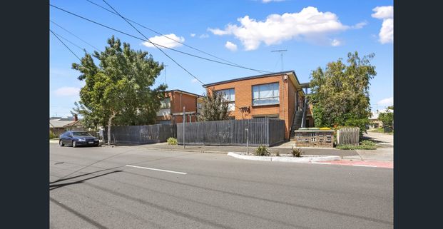 Bright, Beautiful and Brilliantly Located - Photo 1