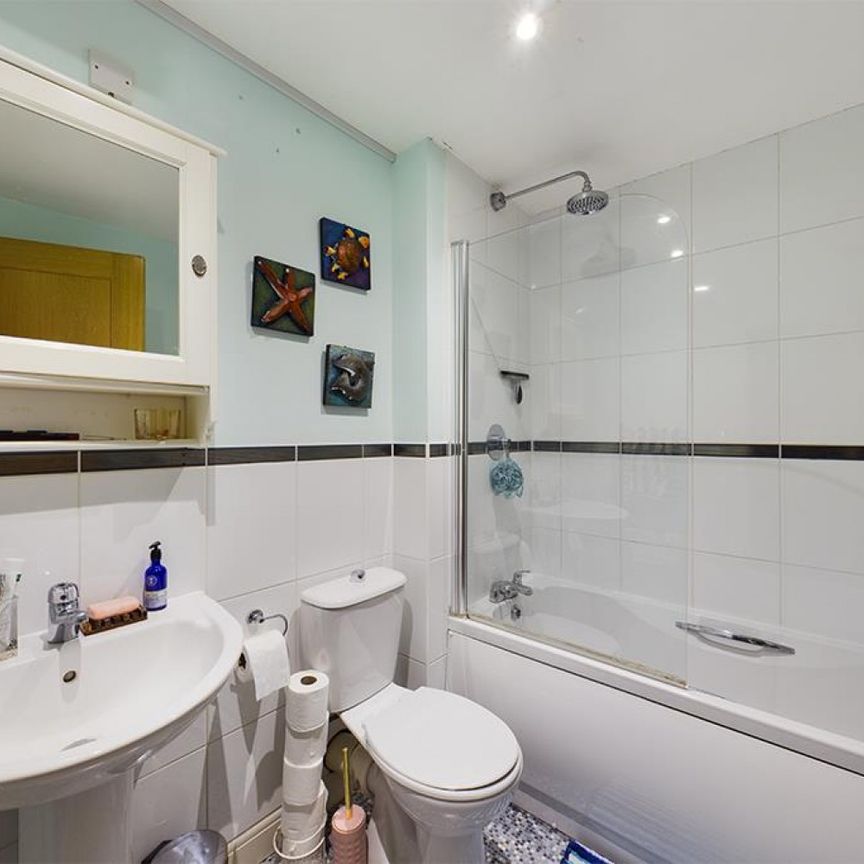 2 bedroom Flat To Let - Photo 1