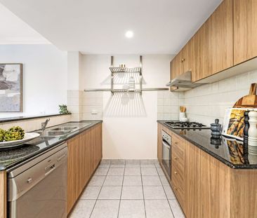 Modern Townhouse-Style Unit with Private Courtyard in Prime Location - Photo 5