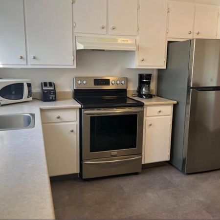 Grand 5 ½ rénové, centre-ville Victoriaville, semi-meuble. - Photo 4