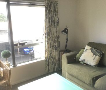 Sunny, secure upstairs city pad - Photo 3