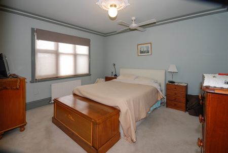 Stunning 4-Bedroom Property! - Photo 3