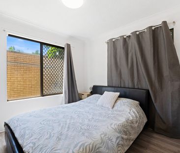 Waterfront ease in prime position - Photo 4