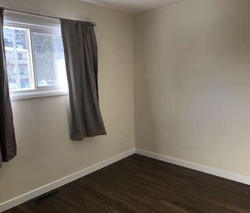 Small Pet Friendly, 2 Bedroom Duplex - Photo 5