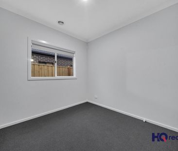Brand New Modern Family Home in Wyndham Vale with 3 Bedrooms - Photo 2