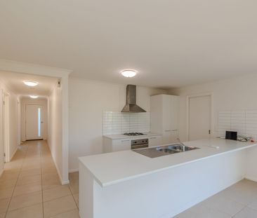 Comfortable 4-Bedroom Home with Large Outdoor Space - Photo 5