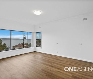 STUNNING FAMILY HOME WITH LAKE VIEWS - Photo 2