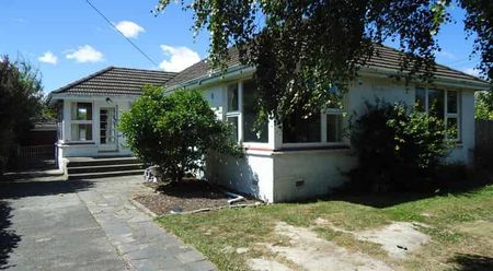 Three bedroom home, available now! - Photo 5