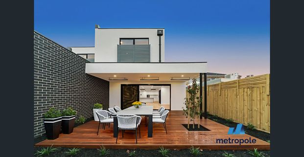 LUXURY TOWNHOUSE IN PREMIER LOCATION - Photo 1