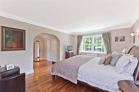 Sandringham Park, Cobham, KT11 - Photo 4