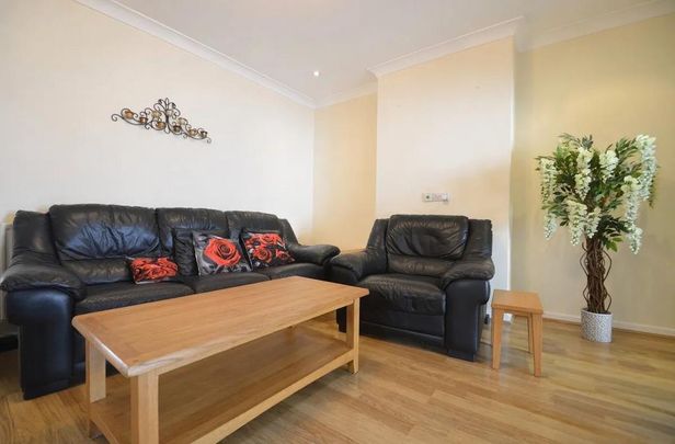 3 bedroom end of terrace house to rent - Photo 1