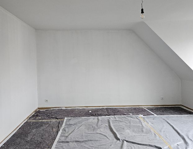 helle Dachgeschoss-Wohnung mit neuem Bad in ruhiger Lage | WBS 75 m² erforderlich - Photo 1