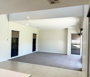 Impressive 4 bedroom home in Googong - Photo 2