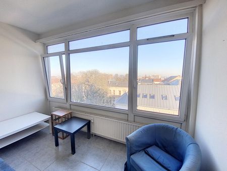 À Ixelles, grand studio de 55m2 en location 750 € par mois - Photo 3