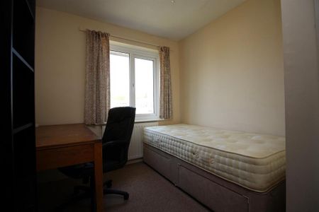 4 bedroom semi-detached house to rent - Photo 3