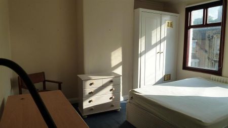 4 bedroom flat to rent - Photo 2