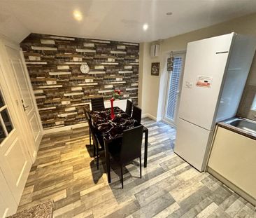 3 bedroom end of terrace house to rent - Photo 4