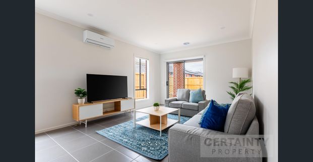 fully furnished 4 bedroom 3 bathroom unique family home in the heart of Wyndham Vale - Photo 1