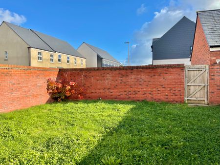 4 bedroom Four Bedroom Detached Property to rent - Photo 3