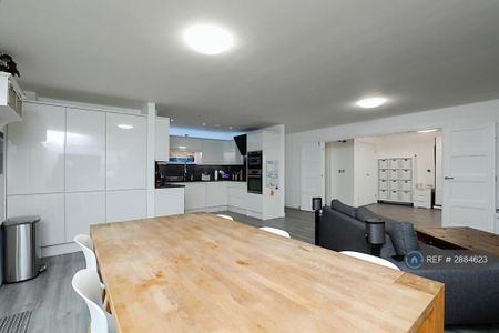 3 bedroom flat to rent - Photo 4