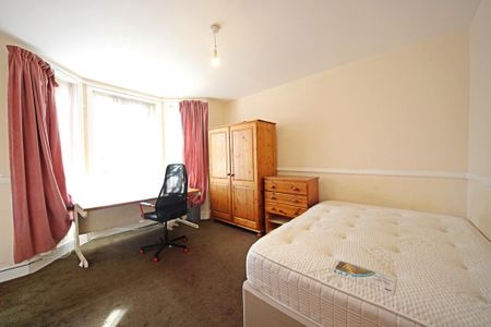 3 bedroom flat to rent - Photo 4