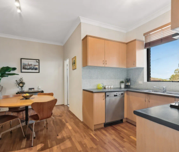 Immaculate 3 Bedroom unit in Prime Location - Photo 4