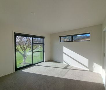 MODERN, SUNNY TOWNHOUSE IN PRIME LOCATION - Photo 4