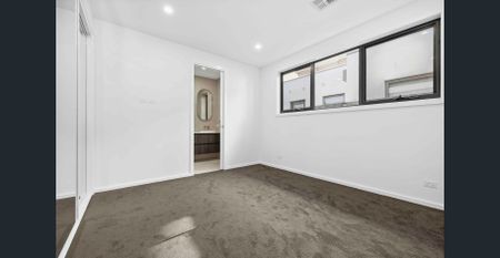 BEAUTIFUL FAMILY TOWNHOUSE IN PRIZED LOCALE! - Photo 3