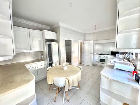 Excelente apartamento com vista de mar, inserido em edifício emblemático no Monte Estoril - Photo 4