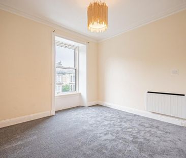 3 bedroom flat to rent - Photo 4