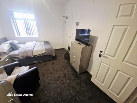 1 bedroom in a house share to rent - Photo 2