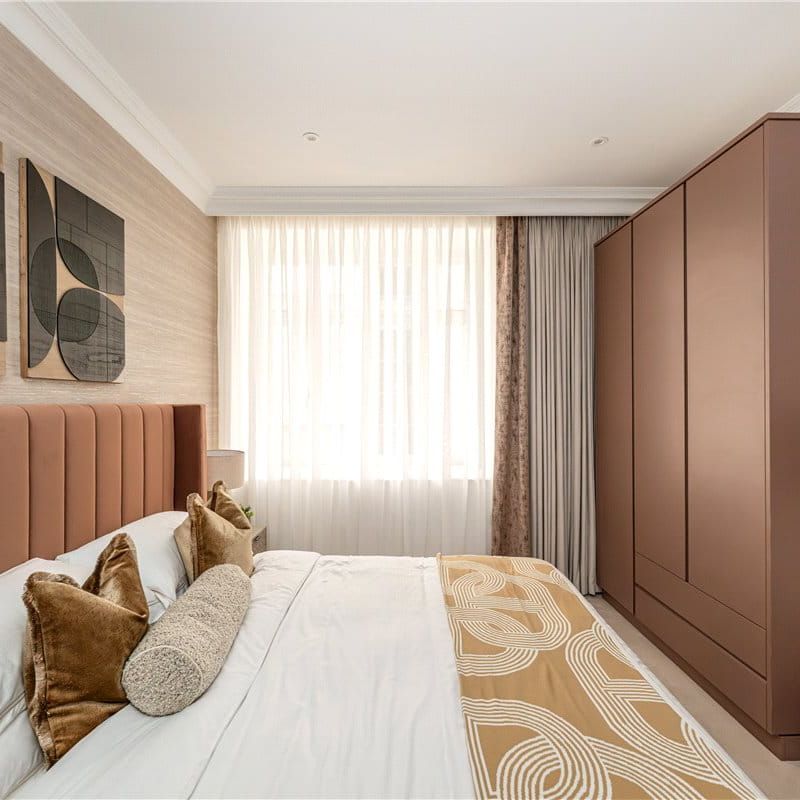 A luxurious two-bedroom, two-bathroom lateral apartment in a prestigious red brick building on Stratton Street, Mayfair. - Photo 1