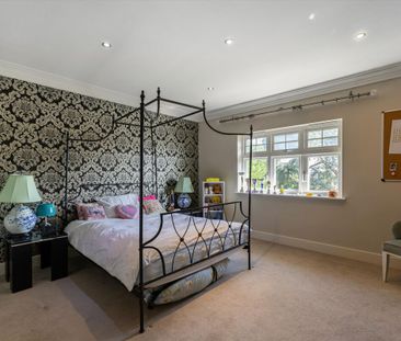 A beautifully presented family home on a private road, short distance from Ascot High Street exclusively being offered by Knight Frank to rent. - Photo 4