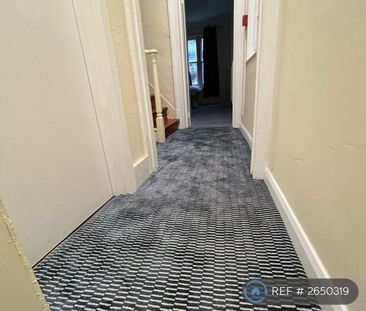 1 bedroom in a flat share to rent - Photo 6