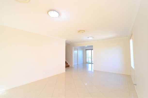 Large Duplex &vert; Girraween Public School Catchment &vert; Close to Train Station - Photo 1
