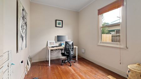 Charming Home in Newington - Photo 3