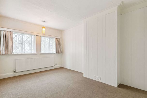 Three bedroom family home with south facing garden and off-street parking - Photo 1