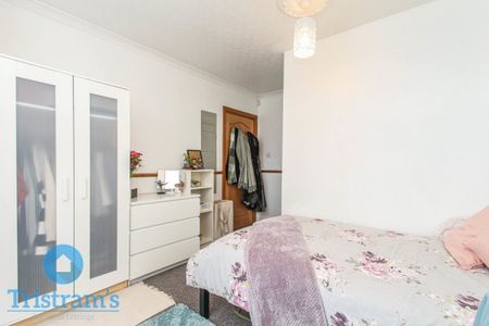 References Pending - 4 bed Semi-Detached House - Photo 4