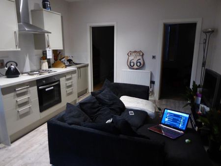 Available 2 Bed Flat - Ground Floor - Photo 3