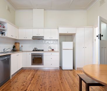 Charming Central Unit! - Photo 5