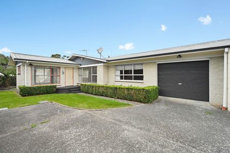 Located in a sought-after area along River Road, this well-presented home offers comfort, convenience, and plenty of space both inside and out. - Photo 5