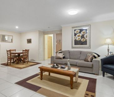 Spacious Family Townhouse – Downstairs Ensuite Bedroom, 5 Air Condi... - Photo 1