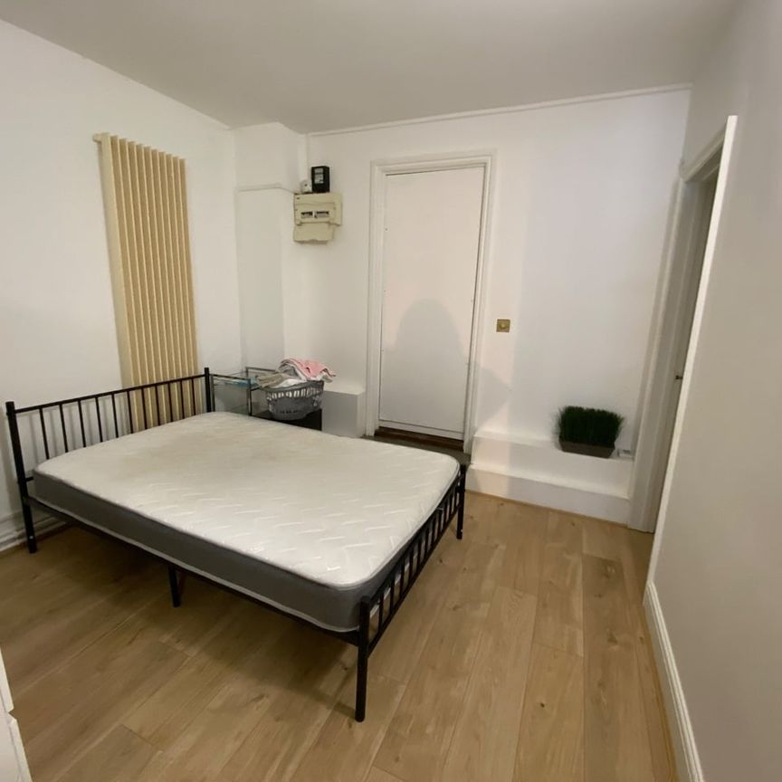 2 Bed Flat, Plantation Wharf, SW11 - Photo 1