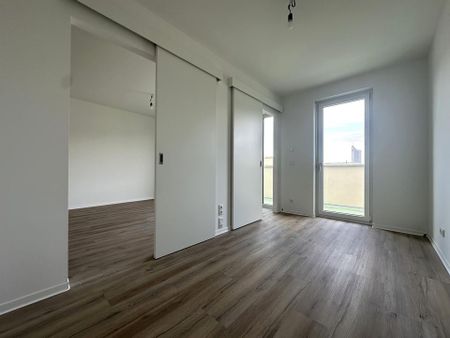 Neubau! Stilvolle 2-Zimmer-Penthousewohnung mit Terrasse & Einbauküche im Zentrum-Ost - Photo 5