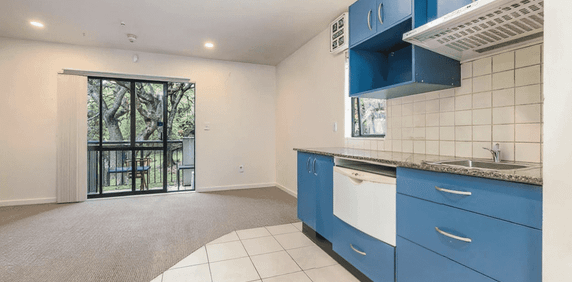 FURNISHED STUDIO + CARPARK - Photo 2