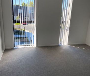Charming 2BR Townhouse in Petone - Photo 2